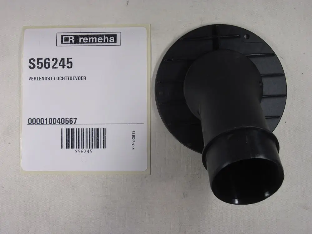 Schwarzes Kunststoffteil mit runder Bodenplatte und einem Weitem, beschriftet mit "Remeha", zeigt Artikelnummer und Barcode für Luftzufuhrverlängerung.